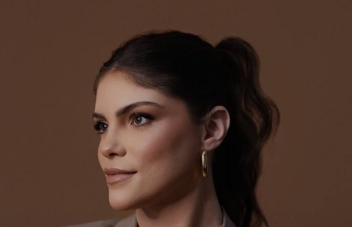 Dra. Bethânia Andrade, dermatologista de Santos, em retrato de estúdio com fundo neutro
